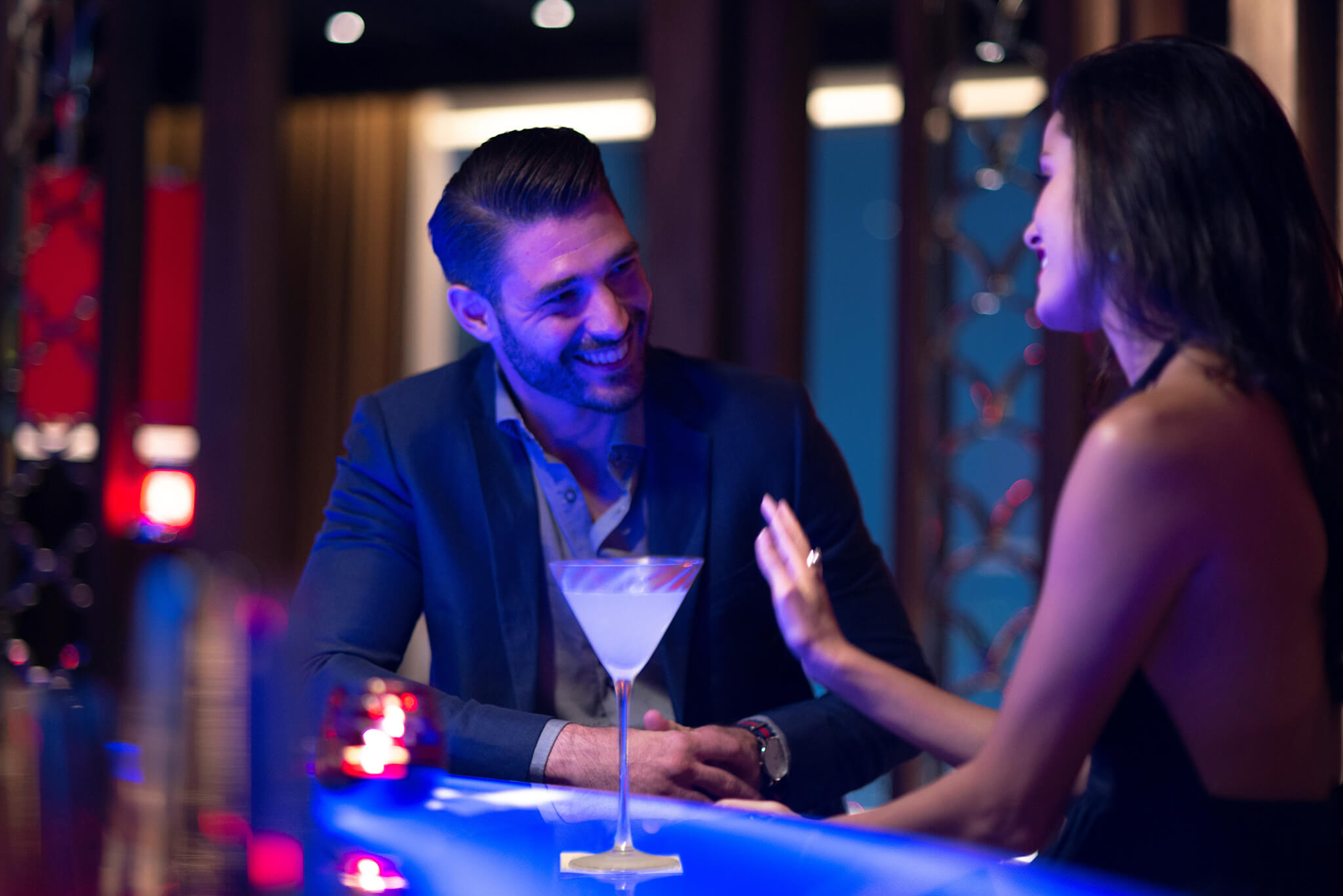 Couple at bar in Hakkasan Mumbai